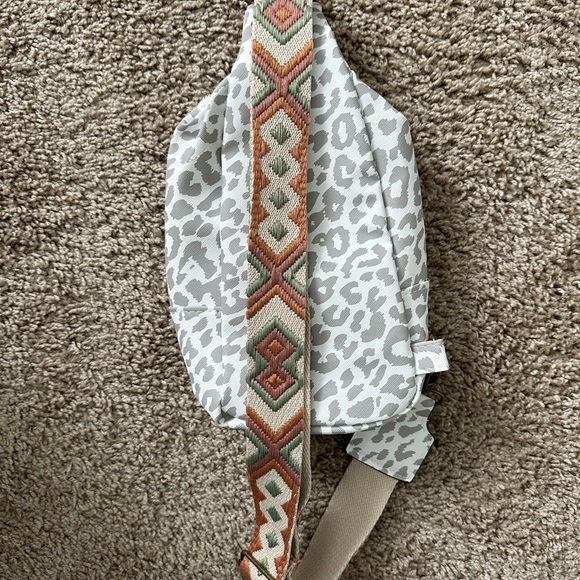 Cheetah Crossbody NEW - Picture 3 of 4